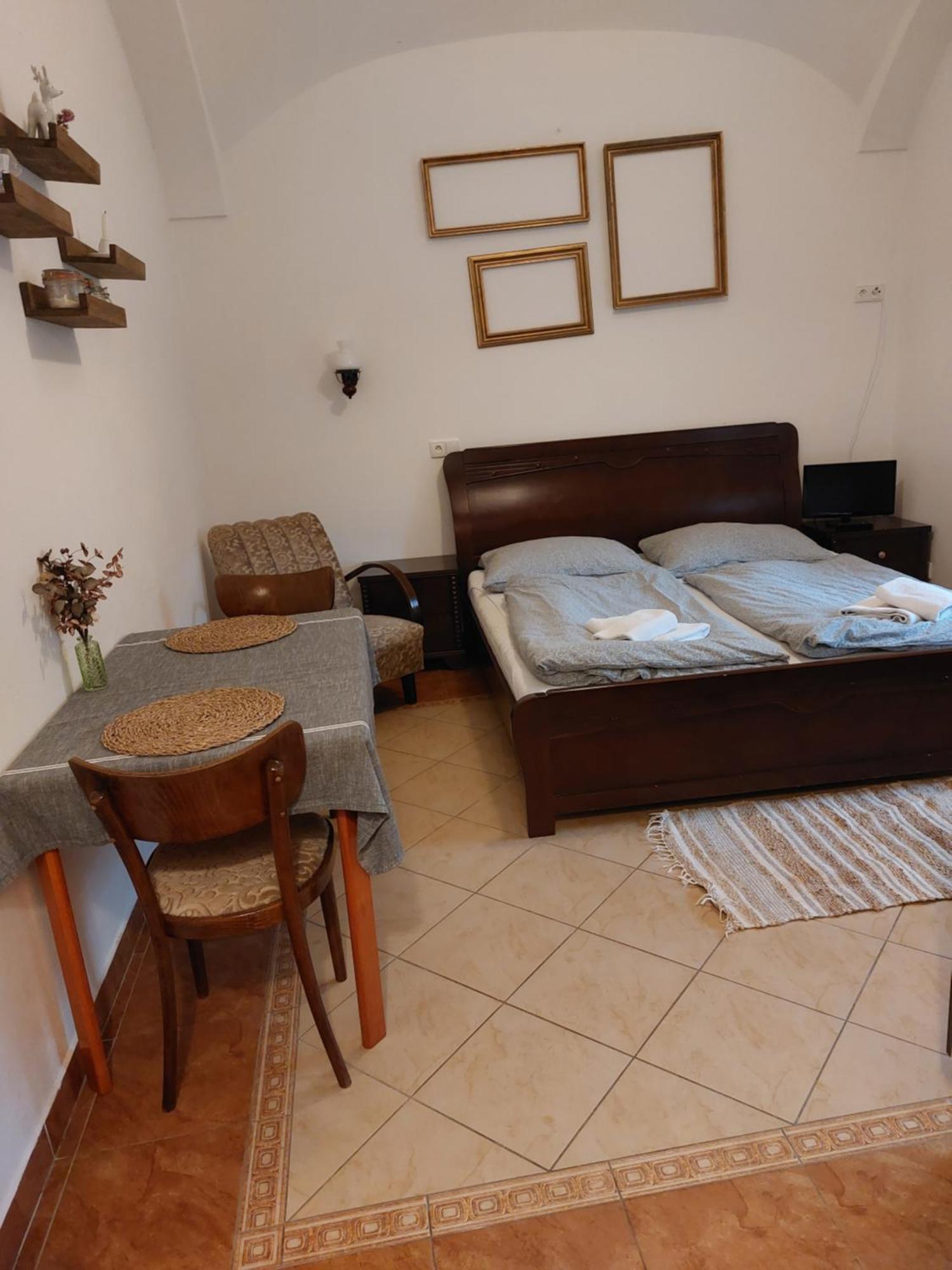 Dvur U Kaplicky Apartment
